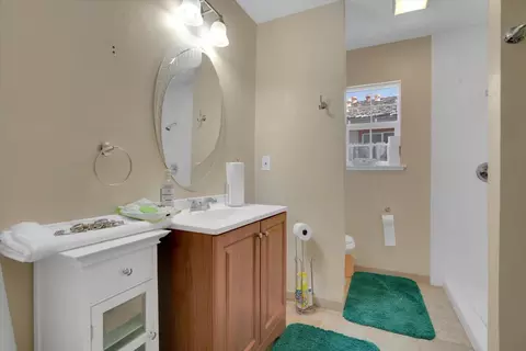 Bath - 662 Paradise Rd, Modesto, CA 95351 photo 1 of 3