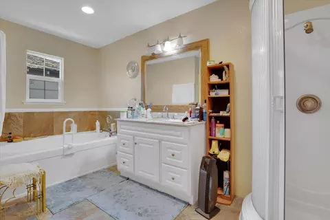 Bath - 662 Paradise Rd, Modesto, CA 95351 photo 3 of 3