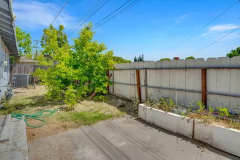 Exterior - 662 Paradise Rd, Modesto, CA 95351 photo 2 of 2