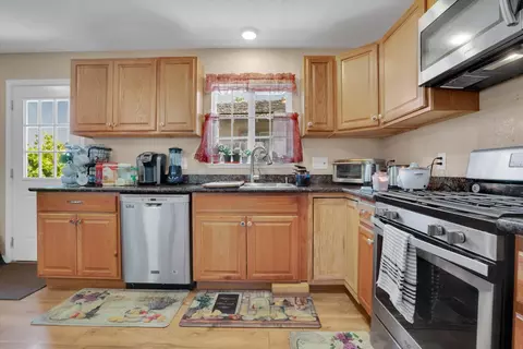 Kitchen - 662 Paradise Rd, Modesto, CA 95351 photo 2 of 3