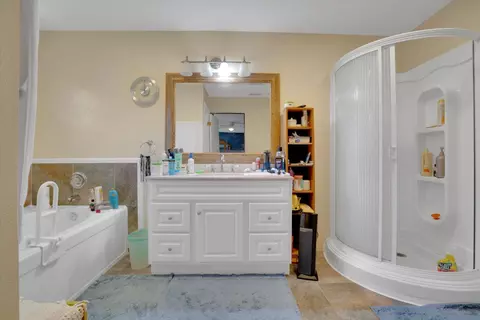 Bath - 662 Paradise Rd, Modesto, CA 95351 photo 2 of 3