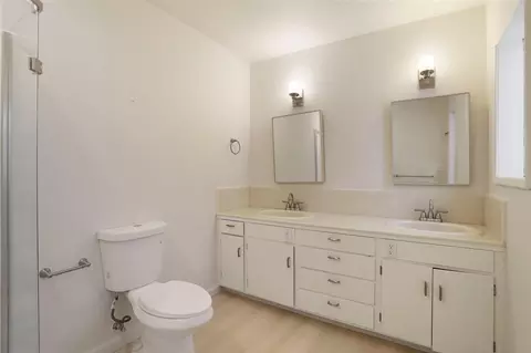 Bath - 6791 E Live Oak Rd, Lodi, CA 95240 photo 3 of 5