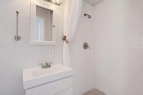 Bath - 6791 E Live Oak Rd, Lodi, CA 95240 photo 5 of 5