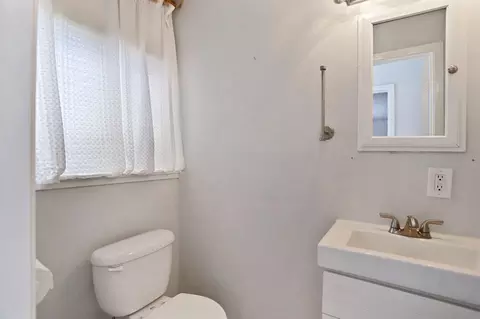 Bath - 6791 E Live Oak Rd, Lodi, CA 95240 photo 4 of 5