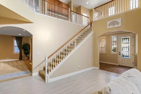 Entry Way - 2913 Hillglen Ave, Modesto, CA 95355 photo 2 of 2