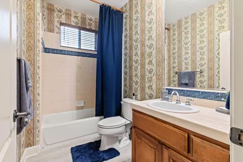 Bath - 2913 Hillglen Ave, Modesto, CA 95355 photo 1 of 7
