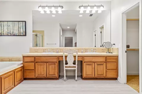Bath - 2913 Hillglen Ave, Modesto, CA 95355 photo 5 of 7