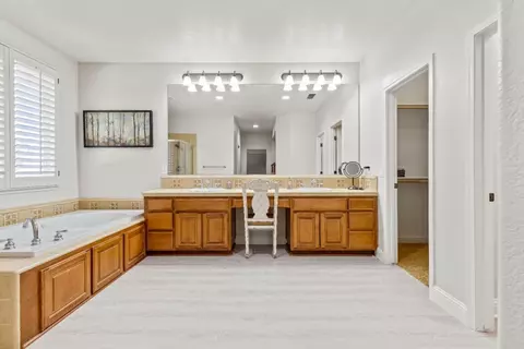 Bath - 2913 Hillglen Ave, Modesto, CA 95355 photo 6 of 7