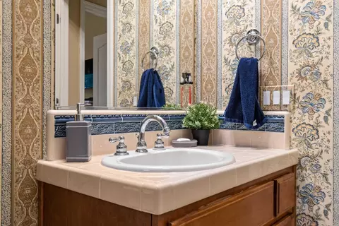 Bath - 2913 Hillglen Ave, Modesto, CA 95355 photo 2 of 7