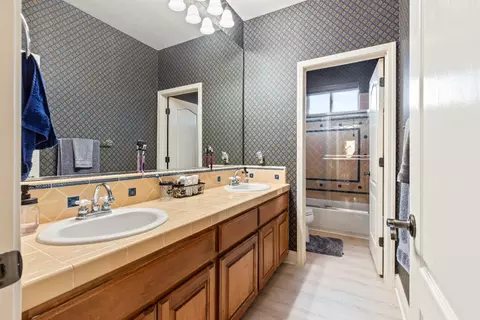 Bath - 2913 Hillglen Ave, Modesto, CA 95355 photo 3 of 7