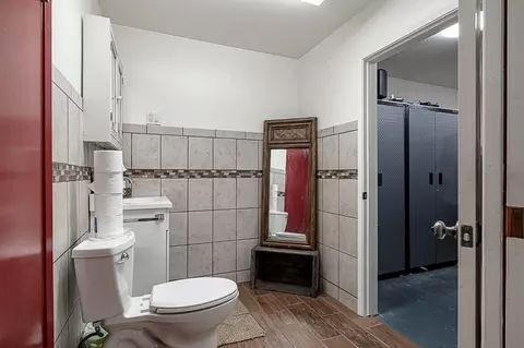 Bath - 225 Park Ave, Modesto, CA 95354 photo 3 of 3