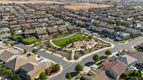 View/Area - 8564 Amares Cir, Elk Grove, CA 95757 photo 3 of 14