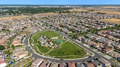 View/Area - 8564 Amares Cir, Elk Grove, CA 95757 photo 11 of 14