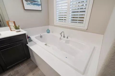 Bath - 8564 Amares Cir, Elk Grove, CA 95757 photo 3 of 7
