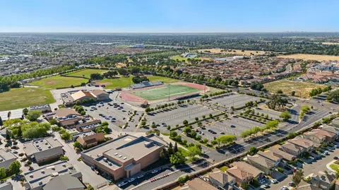 View/Area - 8564 Amares Cir, Elk Grove, CA 95757 photo 5 of 14