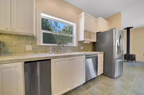 Kitchen - 14950 Moonlight Rdg, Pine Grove, CA 95665 photo 4 of 9