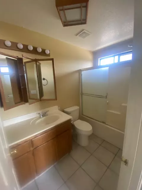 Bath - 2216 Whitcomb Way, Modesto, CA 95350 photo 2 of 2
