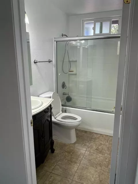 Bath - 711 W 9th St, Gilroy, CA 95020 photo 3 of 7