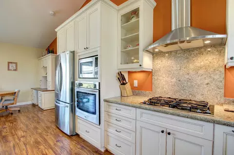 Kitchen - 9573 Alta Mesa Rd, Wilton, CA 95693 photo 9 of 10