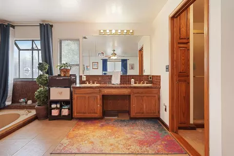 Bath - 1620 Ascot Dr, Modesto, CA 95350 photo 2 of 5