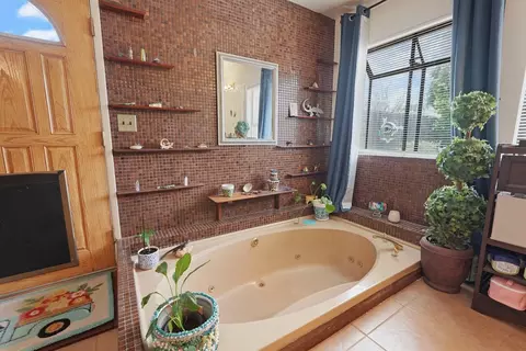 Bath - 1620 Ascot Dr, Modesto, CA 95350 photo 4 of 5