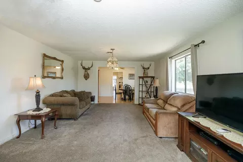 Living - 903 Seybold Ave, Modesto, CA 95351 photo 4 of 13