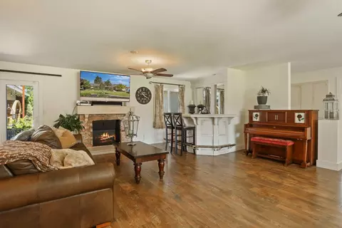 Living - 150 Robert Ave, Ripon, CA 95366 photo 1 of 3