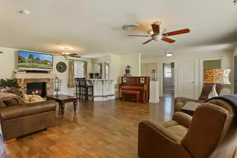 Living - 150 Robert Ave, Ripon, CA 95366 photo 2 of 3