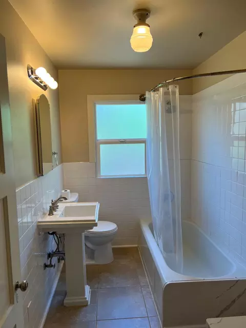Bath - 306 Abbey St, Winters, CA 95694 photo 2 of 2