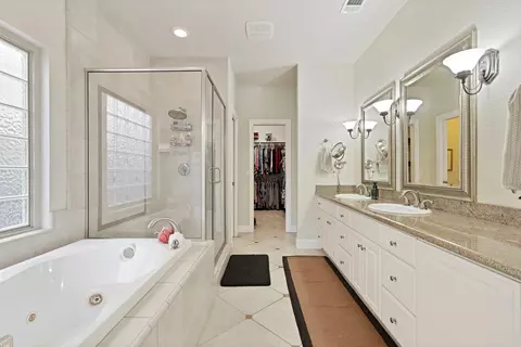 Bath - 1605 Magic Ln, Lodi, CA 95242 photo 2 of 5