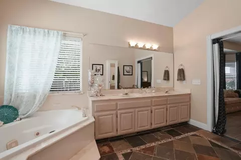 Bath - 2421 Castleview Dr, Turlock, CA 95382 photo 3 of 4