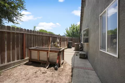 Exterior - 2421 Castleview Dr, Turlock, CA 95382 photo 10 of 11