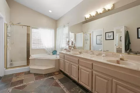 Bath - 2421 Castleview Dr, Turlock, CA 95382 photo 1 of 4