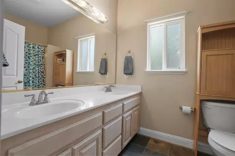 Bath - 2421 Castleview Dr, Turlock, CA 95382 photo 4 of 4