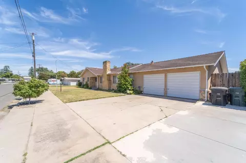715 Pine St, Oakdale, CA 95361 photo 3