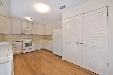 Kitchen - 114 E Ranch Rd, Sacramento, CA 95825 photo 2 of 3