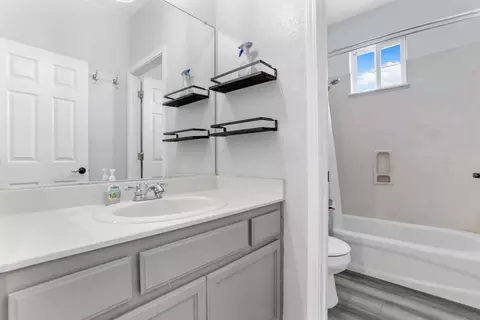Bath - 192 Hollow Brook Ct, Tracy, CA 95377 photo 2 of 2