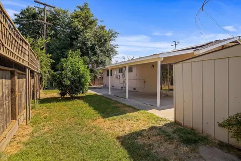 Exterior - 1233 El Vecino Ave, Modesto, CA 95350 photo 7 of 8