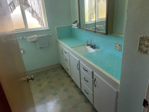 Bath - 9582 E Harney Ln, Lodi, CA 95240 photo 1 of 1