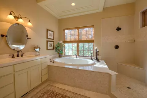 Bath - 9481 Perrett Rd, Patterson, CA 95363 photo 2 of 5