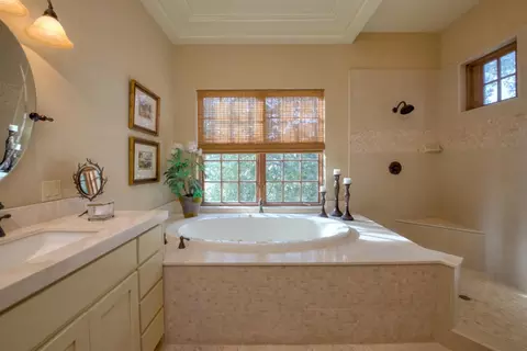 Bath - 9481 Perrett Rd, Patterson, CA 95363 photo 3 of 5