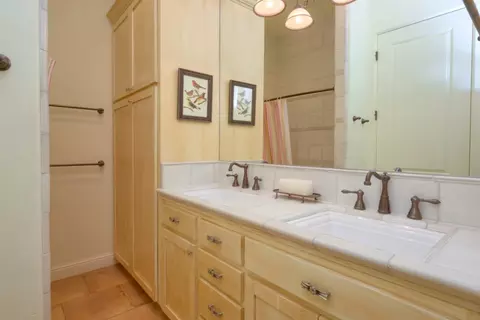 Bath - 9481 Perrett Rd, Patterson, CA 95363 photo 4 of 5