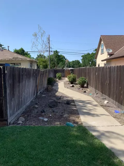 1003 E St, Oakdale, CA 95361 photo 3