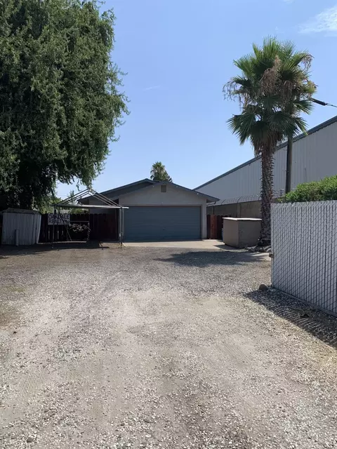1003 E St, Oakdale, CA 95361 photo 2