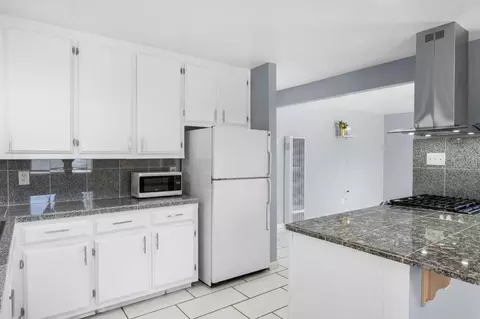 Kitchen - 422 Arcade Blvd, Sacramento, CA 95815 photo 2 of 8