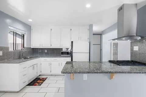 Kitchen - 422 Arcade Blvd, Sacramento, CA 95815 photo 5 of 8
