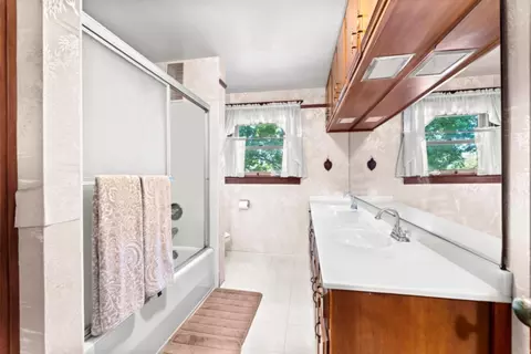 Bath - 1754 E Las Palmas Ave, Patterson, CA 95363 photo 2 of 3