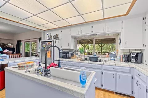 Kitchen - 1754 E Las Palmas Ave, Patterson, CA 95363 photo 5 of 7