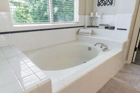 Bath - 1500 Classic Ct, Modesto, CA 95357 photo 9 of 11