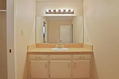 Bath - 16310 W Tsirelas Dr, Tracy, CA 95304 photo 6 of 6